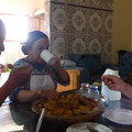 Fadima et Mohammed nous offrent le couscous chez eux