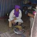 Bivouac de 12 h : Hassan surveille la cuisson des brochettes de poulet