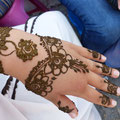 Dessin au henné pour la fête de fin de ramadan