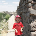 Daniel auf Diyarbakirs berühmten Stadtmauer