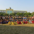 Gruppenfoto mit Schuelern der Vorfuehrungen der Shuilin-Schule.