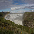 Gullfoss - wunderschöner Wasserfall der über zwei Stufen in den Canyon der Hvítá stürzt