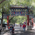 Eines der wenigen verbliebenen Straßentore von Beijing in der Straße vor dem Konfuziustempel.