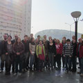 Die Gruppe nach einem Mittagessen in Beijing vor dem Olympiastadium (Vogelnest). 