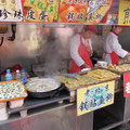 Überall gibt es leckeres zum essen: Garküchen einer chinesischen "Fressgass" in Beijing  (SIEHE VIDEO weiter unten !) .