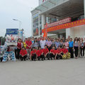 Das Ensemble und die Besuchergruppe nach der Drachentanzdarbietung vor der Kunsthalle in Tangxias Stadtteil Shuilong.
