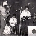 THE BLUE JEANS vlnr: Rein Klooster (bas/zelfbouw) - Jac Bastiaansen (tenor saxofoon) - Paul Legand (drums) -  Ruud Stormer (sologitaar) - Ron Sigtermans (gitaar)
