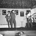 THE SNAKES - talenjacht Acseta in zaal Roskam, Putte - vlnr: Adrie van Beeck, Bert van der Borst, Eddy van Put , Luud van de Ven en achter Luud op drums Vic Brijssinck.