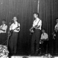 THE ROCKING SCREAMERS Songfestival in het Gemeenschapshuis te Oudenbosch in september 1961.  vlnr: Rini Arnouts (uit Etten-Leur), Jack Karremans (uit Oudenbosch), Leo Avontuur (uit Made), Geert van Domburg (uit Oudenbosch)
