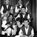THE TUNEY STRINGS (2e bezetting) vlnr: (achter) Wim Stoop - Kees Kooijman (midden) Fons Storm van 's Gravenzande - Wim van Tilburg (voor) Atty Roovers - Johan Mathon