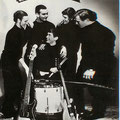 LES ENVOYÉ'S 1964 vlnr: Ger Raeimakers (zang) - Rein Klooster (sologt.) - Niek Brokx (drums) - Henk de Vries (bas) - Peter van Gorp (slaggt.)