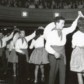 Dansshow en eindbal van Dansinstituut Leo Tiggelman in Stadsschouwburg Concordia aan het Van Coothplein (1955) 