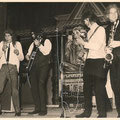 THE RED CAPS (met pruiken) tijdens talentenjacht in Het Gildenhuis, Roosendaal (29 mei 1965)  vlnr: Pierre Dierks - Jan Verstraten - Wim Jongenelen - John Mens