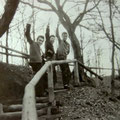 Ponthon, Loulou en Andy Tielman in het Mastbos nabij de Baronielaan in Breda (ca. 1957/1958))