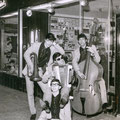 THE INSTIGATORS (april 1966) voor de muziekwinkel "Phonica" van Fred Hilberink in de 'Beens' Passage  vlnr: Rudy Musch - Edwin Musch en zitten voor Eddy Ponjee - Toon van Dodewaard (Foto "Rembrandt" - april 1966)
