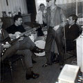 LES ENVOYÉ'S  repetitie 1965 l/r: Rein Klooster (sologt.), Harrij van Aldenhoven (bas), Niek Brokx (drums), Ger Raeimakers (zang) + fan