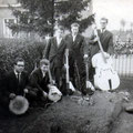 DADDY & his VIBRATIONS ca. 1961 met Egmond gitaren. vlnr: Ton van Gils - Cees Smeekens - Jack Goossen - Ad Smeekens - Hans Kuystermans (fotocollectie: Jack Goossen)