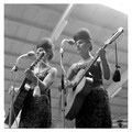 The Young Sisters tijdens een teenager festival gehouden in de bedrijfshal van garage 't Westen in Oostburg (Zeeuws-Vlaanderen) op 21 juli 1963. Met begeleiding van The Jumping Jewels (niet in beeld).