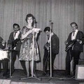 JOHNNY SPACE & his FLYING ROCKETS  (1961) vlnr: Vic Jut - Rudy de Lion - Rein Klooster - Peter van Gorp - Ger Raeimakers + zangeres/omroepster (?) op de voorgrond ?