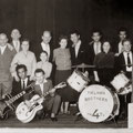 THE FOUR TIELMAN BROTHERS (THE 4 T'S) poseren op 19 mei 1957 in de achterzaal van Hotel De Schuur met hun Bredase kennissen na hun eerste officiële optreden.