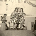 The Young Sisters in Hotel Brabant, Ginnekenweg op de planken (ca.1959/1960) met begeleiding van Paul Legand van The Blue Jeans op drums. (fotocollectie: Rein Klooster)