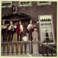 The Wild Devils op het bordes (fotocollectie: Freek van Haperen)