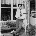 Jack de Nijs (ca. 1958) thuis poserend achter de woning aan de Mgr. Hopmansstraat.