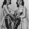 THE YOUNG SISTERS met links Willy en rechts Nelly de Jong