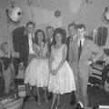 The Young Sisters met bandleden van The Savages in kapsalon v.d.Broek tijdens de Braderie Breukelsestraat in Boxtel (ca.1961)