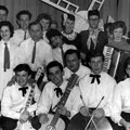 THE ROCKING SCREAMERS o.a. in gezelschap van de leden van een cabaret, samengesteld uit personeelsleden van Machinefabriek Brouwer te Oudenbosch, op 4 februari 1962.