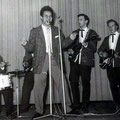 JOHNNY SPACE & his FLYING ROCKETS met gastzanger EDU SCHALK (1961) vlnr: Vic Jut - Rudy de Lion - Edu Schalk - Rein Klooster - Peter van Gorp - Ger Raeimakers