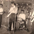 THE WILD DEVIL ROCKERS Oude foto uit de beginperiode ca. 1960-1962 (fotocollectie: J.A.P. Janssen-Scholt) Op de achtergrond staat te lezen The Gold Rocking Stars