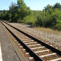 Blick auf Gleis4 und dem Bahnsteig, hier ist noch zu erkennen, wo sich Gleis5 befand