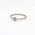 "Flow" - Ring Weissgold 750 mit einem Diamant-Triangel, 929.-