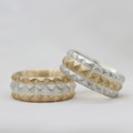 breite Ringe in Bicolor mit Spikestruktur, Gold 750 und Silber 925, je 2380.-