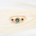 "Marilla" - zarter Ring in Rotgold 750 mit Turmalin und 2 Granaten VERKAUFT