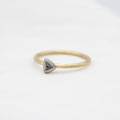 "Flow" - Ring Gelbgold 750 mit einem in Weissgold 750 gefasstem Diamant-Triangel, 889.-