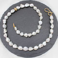 Collier mit Keshi-Süsswasserperlen, Verschluss und Zwischenteil Gelbgold 750, 979.-