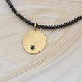 Anhänger "Nugget" Gelbgold 750 mit einem schwarzen Diamanten, 572.-