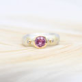 VERKAUFT Ring Silber 925 mit einem in Gold 750 gefassten Saphir aus Madagaskar und 2 kleinen Brillanten