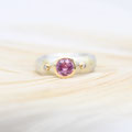 VERKAUFT Ring Silber 925 mit einem in Gold 750 gefassten Saphir aus Madagaskar und 2 kleinen Brillanten
