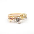 Blümchenringe: Gelbgold 750 mit Brillant, Rotgold 750 mit Rubin, Weissgold 750 mit schwarzem Diamant, je 680.-