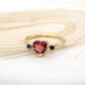 "Herz" - Ring Gelbgold 750 mit Turmalin und Saphiren, 1390.-