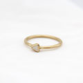 "Flow" - Ring Gelbgold 750 mit einem Diamant-Triangel VERKAUFT