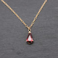 VERKAUFT Collier Rotgold 750 mit Pyrop (Granat) aus Madagaskar