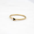 "Flow" - Ring Gelbgold 750 mit einem Saphir-Triangel VERKAUFT