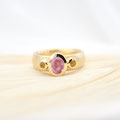 "Rotkäppchen" - Gelbgold 750 mit einem pinken Padparadscha Saphir und zwei gelben Saphiren, 5500.-