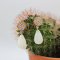 "Bride" - Ohrstecker Gelbgold 750 mit 14 Brillanten und gravierter Perlmuttpampel, 2145.-