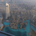 Ein Blick vom höchsten Gebäude der Welt, Burj Khalifa auf Downtwon Dubai mit dem 306m hohen Burj Lake Hotel