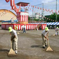 2005年　浦安市納涼盆踊り大会　2日目、やぐらを前に校庭を整備する実行委員